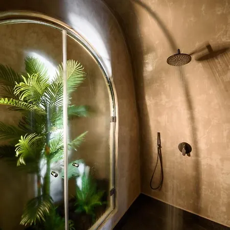 Lotus Cave Hotel *
