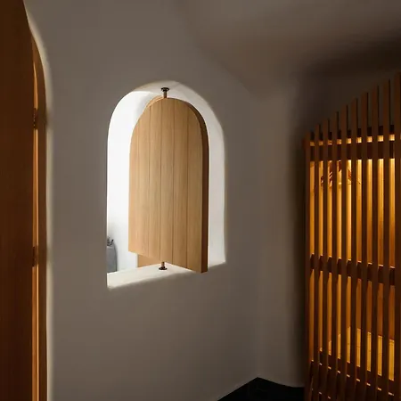 Lotus Cave Hotel *